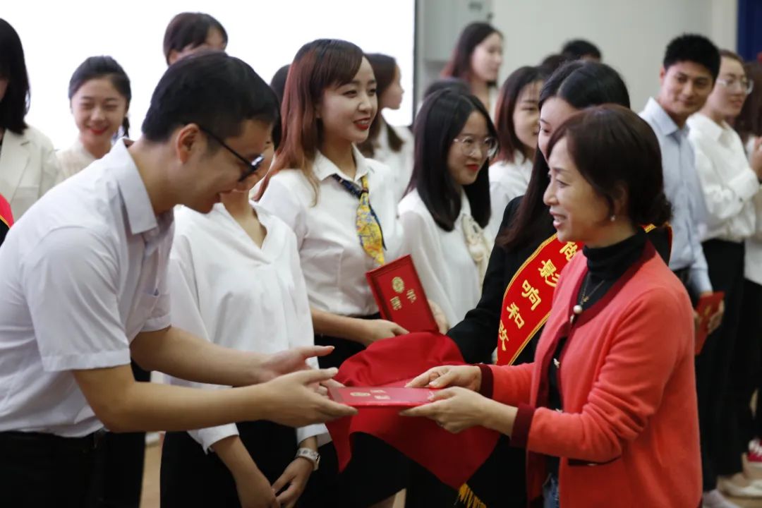 【嘉贡 · 新闻动态】先锋引领，青蓝同辉——自贡市嘉祥外国语学校小学部师徒结对活动